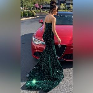 2023 Emerald Green Mermaid Sequins Sweetheart Sleeveless Brush Train Prom Dress